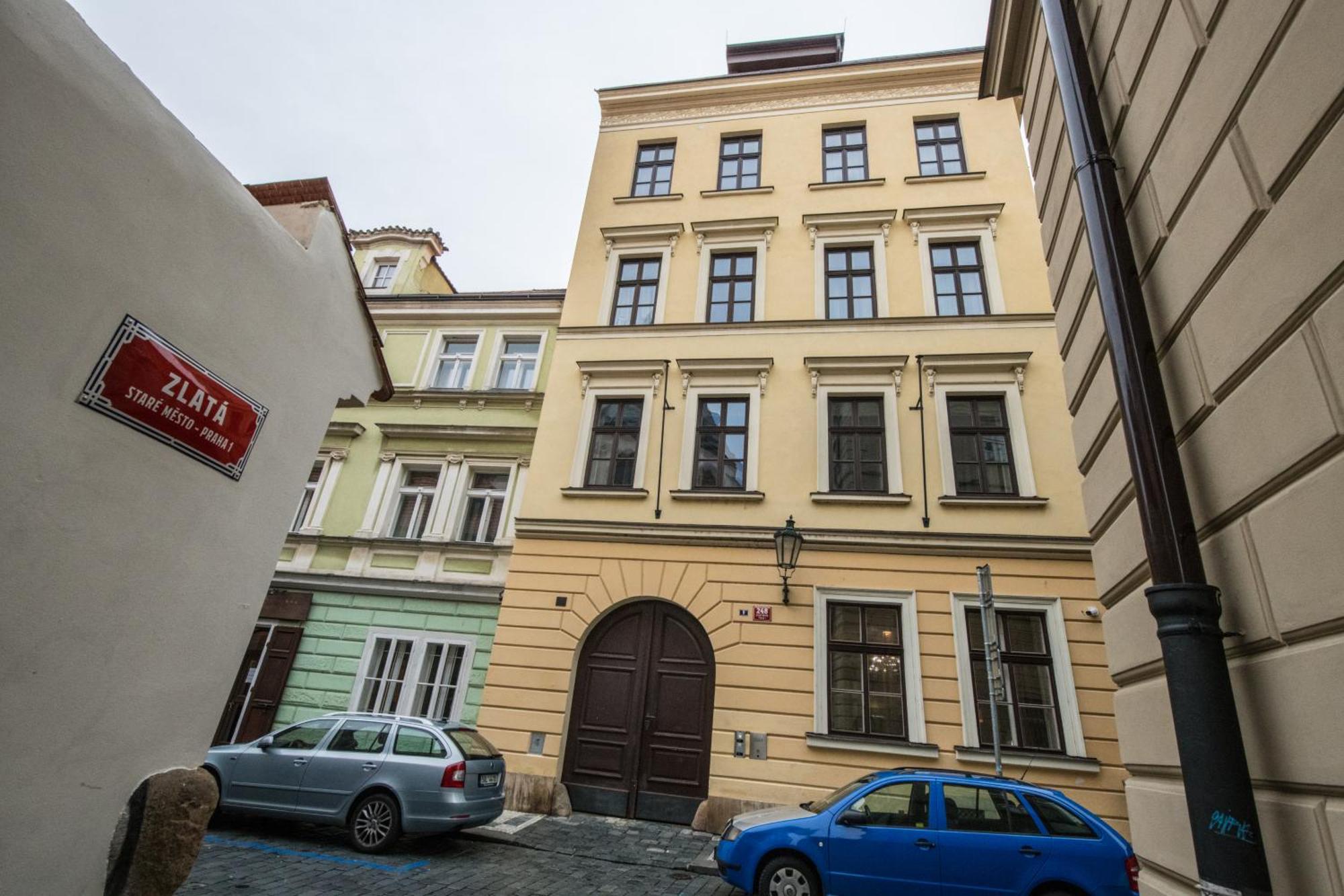 Upscale In Prime Location Near Sights Appartement