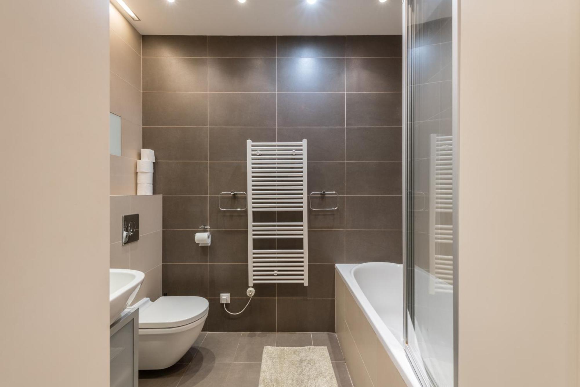 Upscale In Prime Location Near Sights Appartement